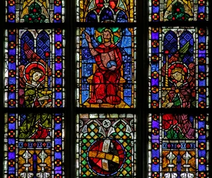 Fenster mit Christus mit zwei Engeln und Kerzen